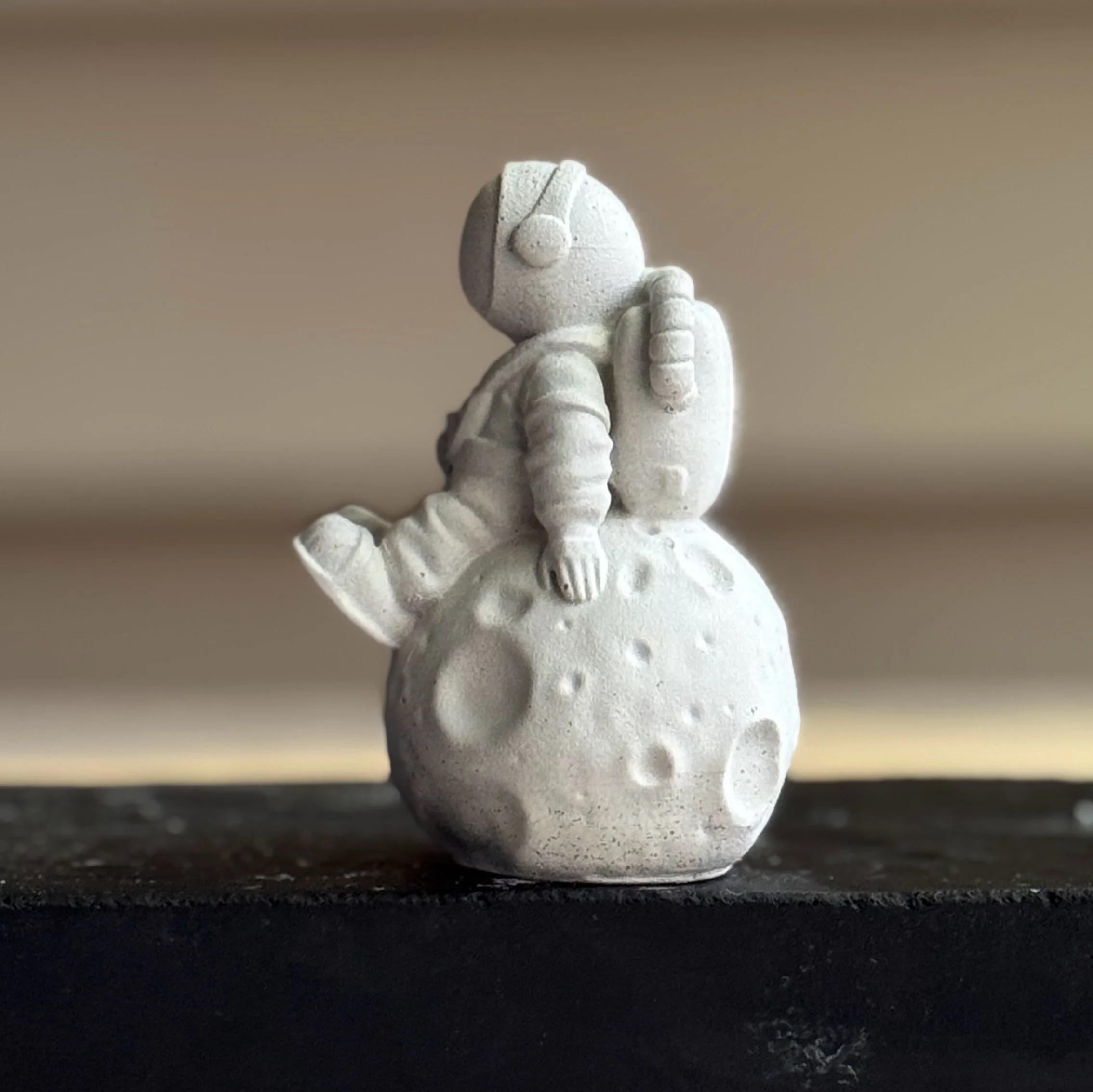 Astronaut on Moon - Concrete decor - Image 3