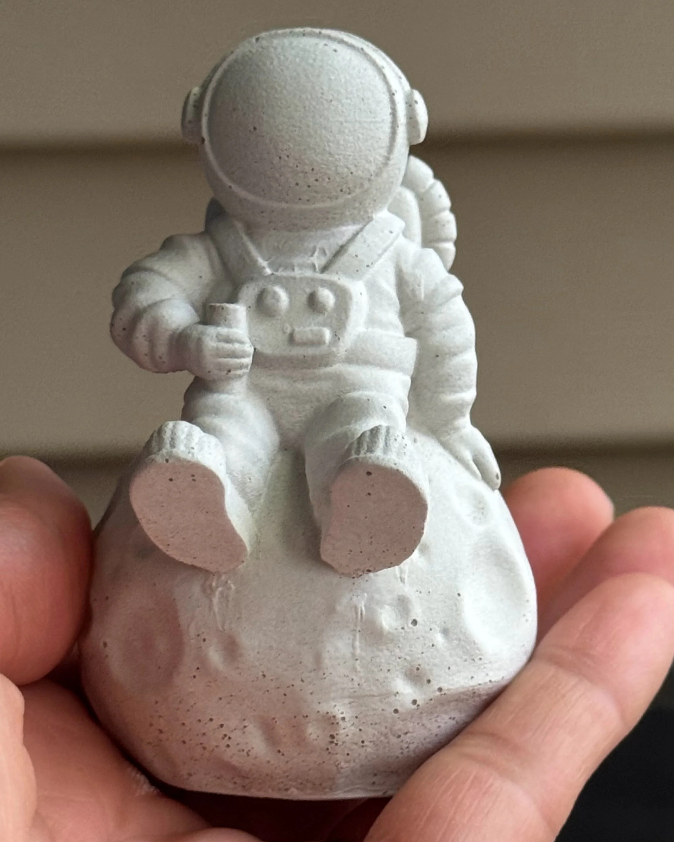 Astronaut on Moon - Concrete decor - Image 4