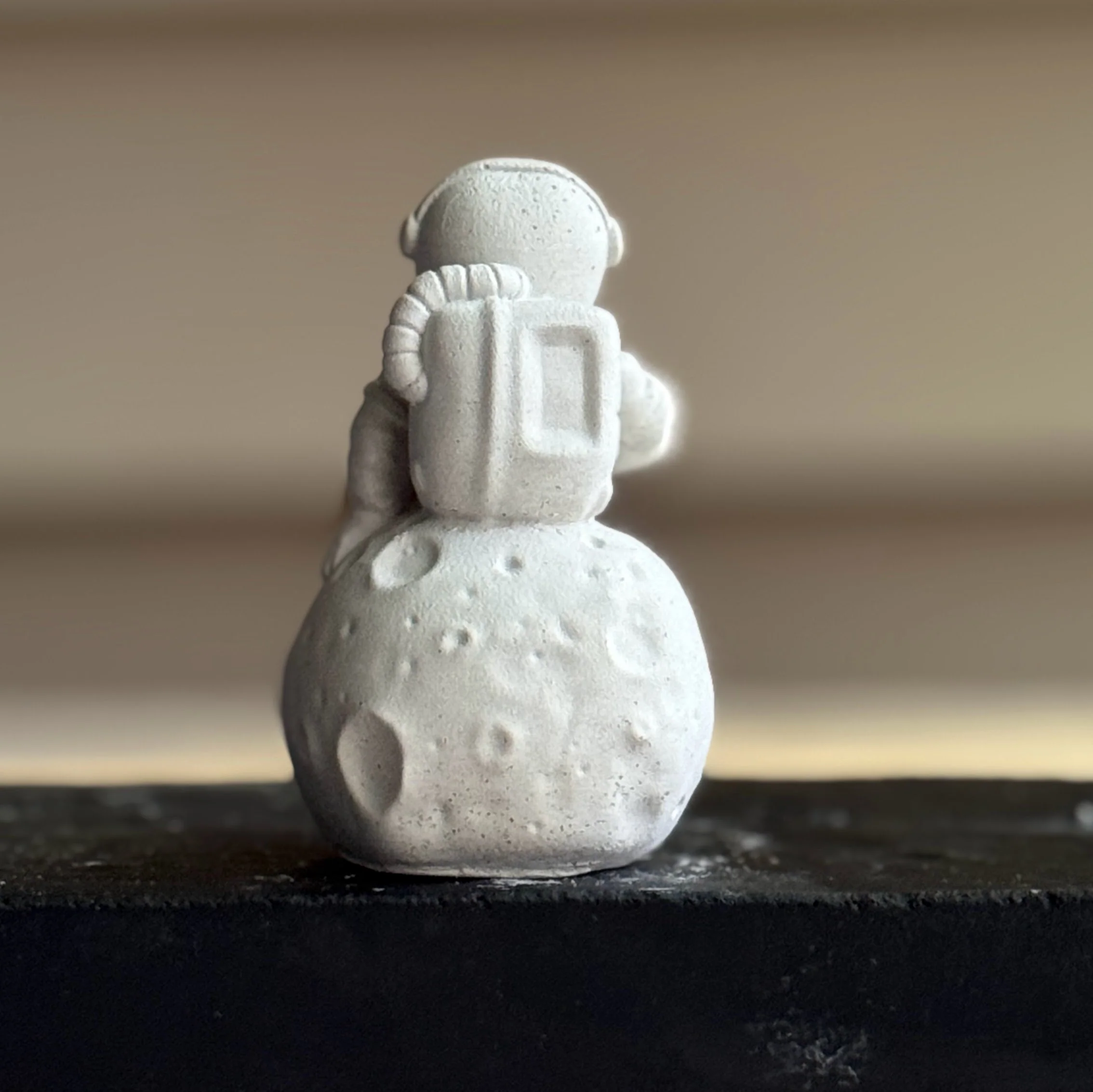 Astronaut on Moon - Concrete decor - Image 5
