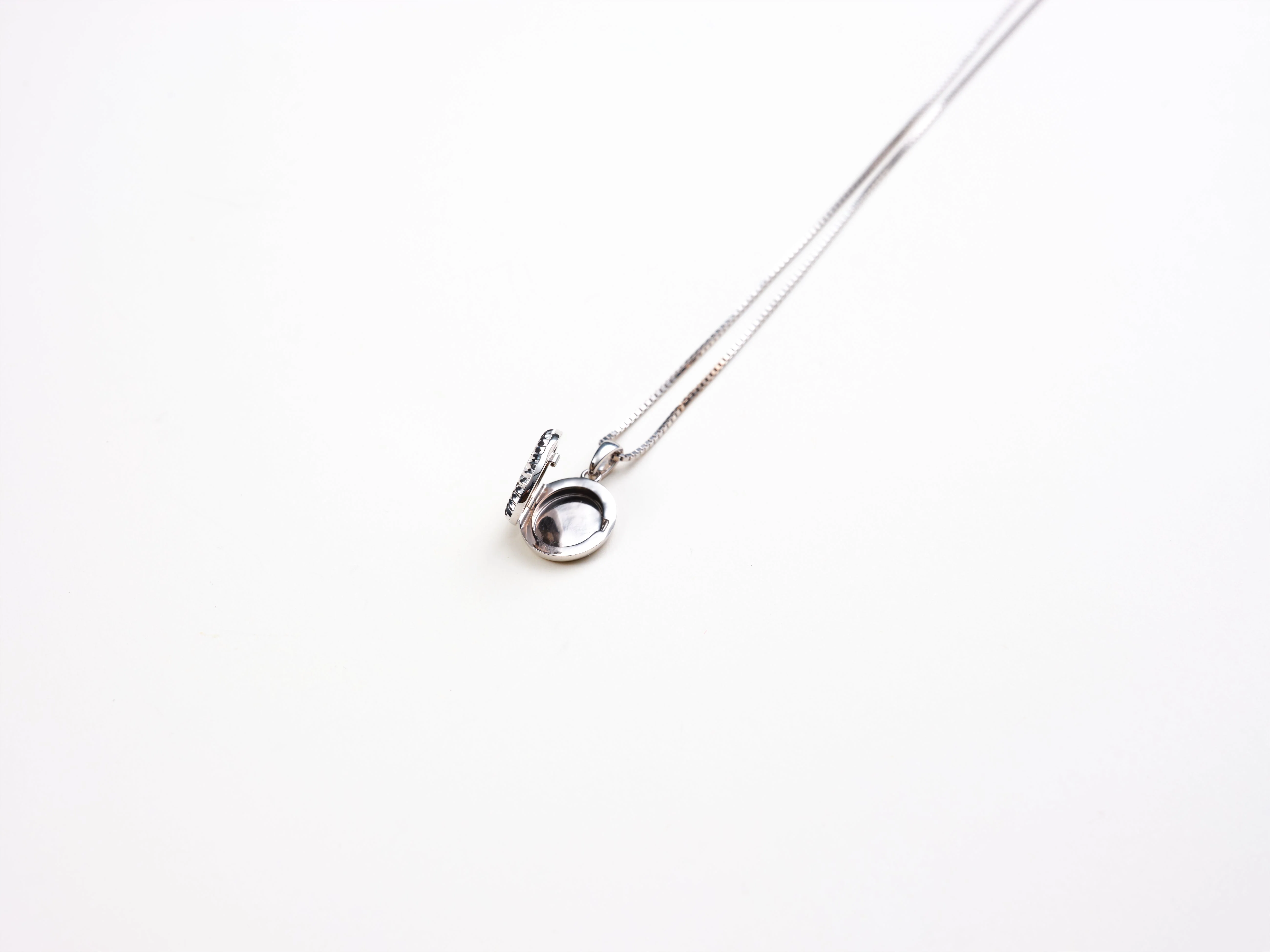 Sutton Oval Locket - Image 8